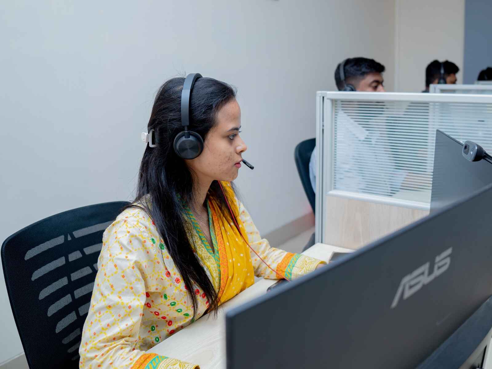 Customer support and virtual assistants at work